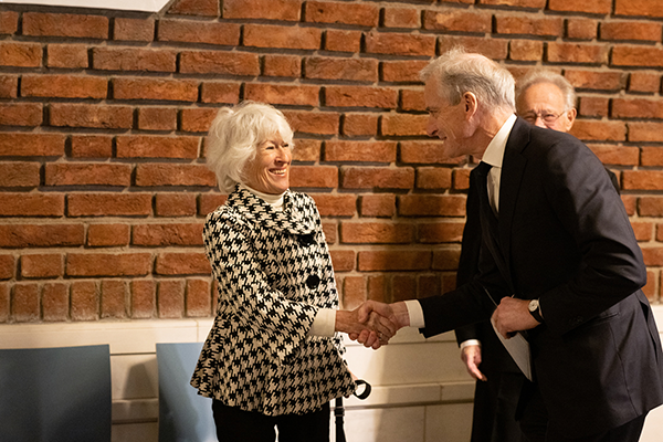 Mann og kvinne som håndhilser
