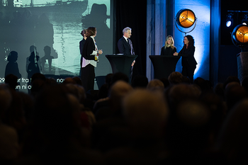 yttertøy ,frakk ,dress ,underholdning ,begivenhet.