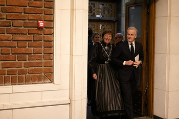 dør ,formelt antrekk ,begivenhet ,bygning ,murverk.