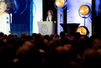 underholdning ,podium ,talsperson ,dress ,offentlig tale.
