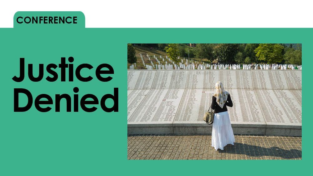 Kvinne med sjal står foran et minnesmerke med navn på ofre for Srebrenica massakren i 1995