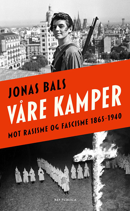 Bokomslag. Ung mann med gevær på ryggen. By i bakgrunnen. Ku Klux Klan-kledte mennesker stilt opp bak et brennende kors. Teksten "Jonas Bals. Våre kamper. Mot rasisme og fascisme 1865 - 1940"