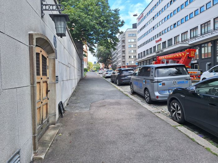 Bildet kan inneholde: hjul, bil, dekk, landkjøretøy, bygning.