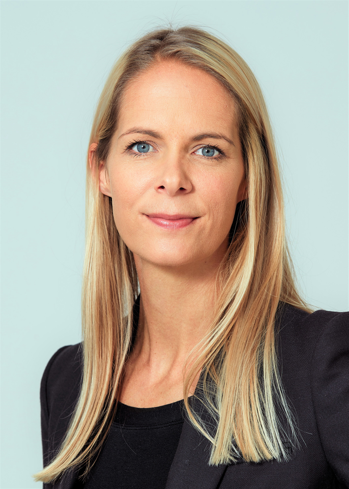 Portrett av kvinne med blå øyne og langt, blondt hår