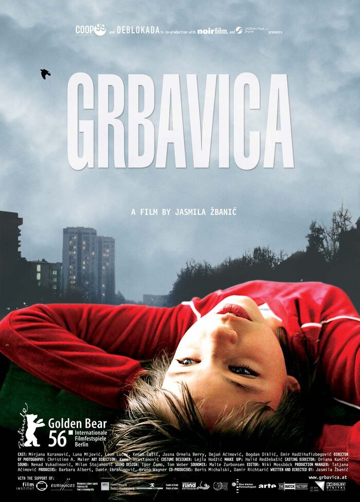 Poster til filmen Grbavica. Bildet viser en ung kvinne med rød genser som ligger på ryggen og ser opp i luften.