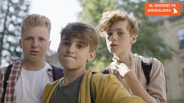Tre unge gutter med provoserende uttrykk i ansiktet