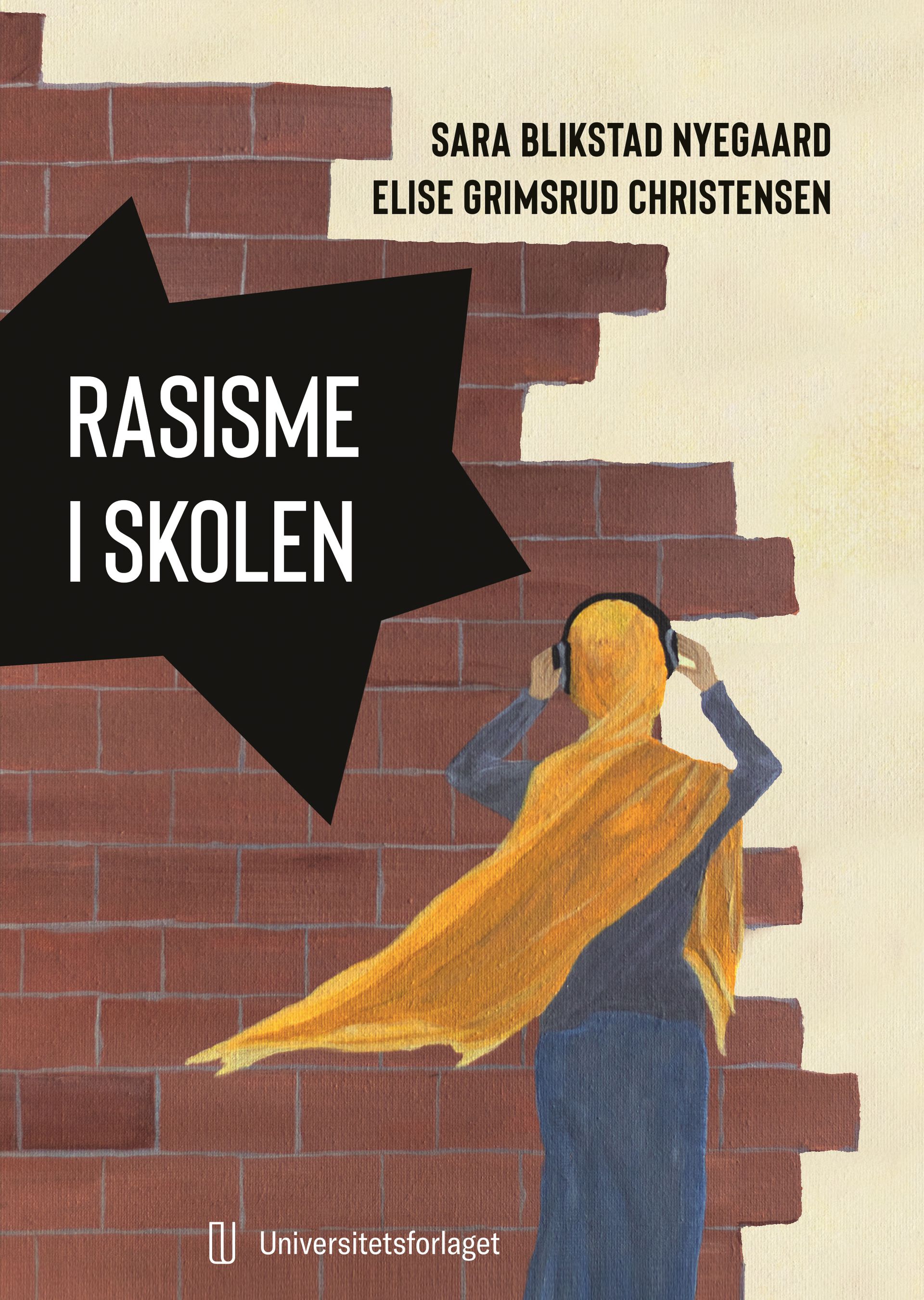 Forside til boken "Rasisme i skolen". Jente med gul hijab og headset foran en mursteinsvegg.