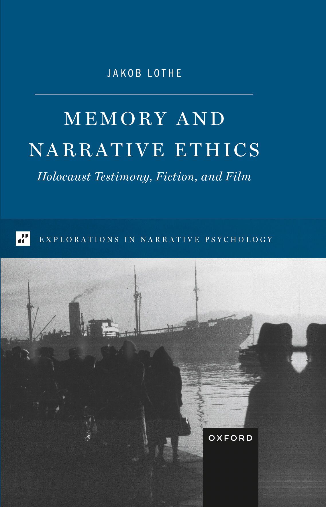 Bokforside med teksten "Jakob Lothe, Memory, and Narrative Ethics, Holocaust Testimoni, Fiction and Film. Sort-hvitt bilde av mennesker på en kai md en båt i bakgrunnen.