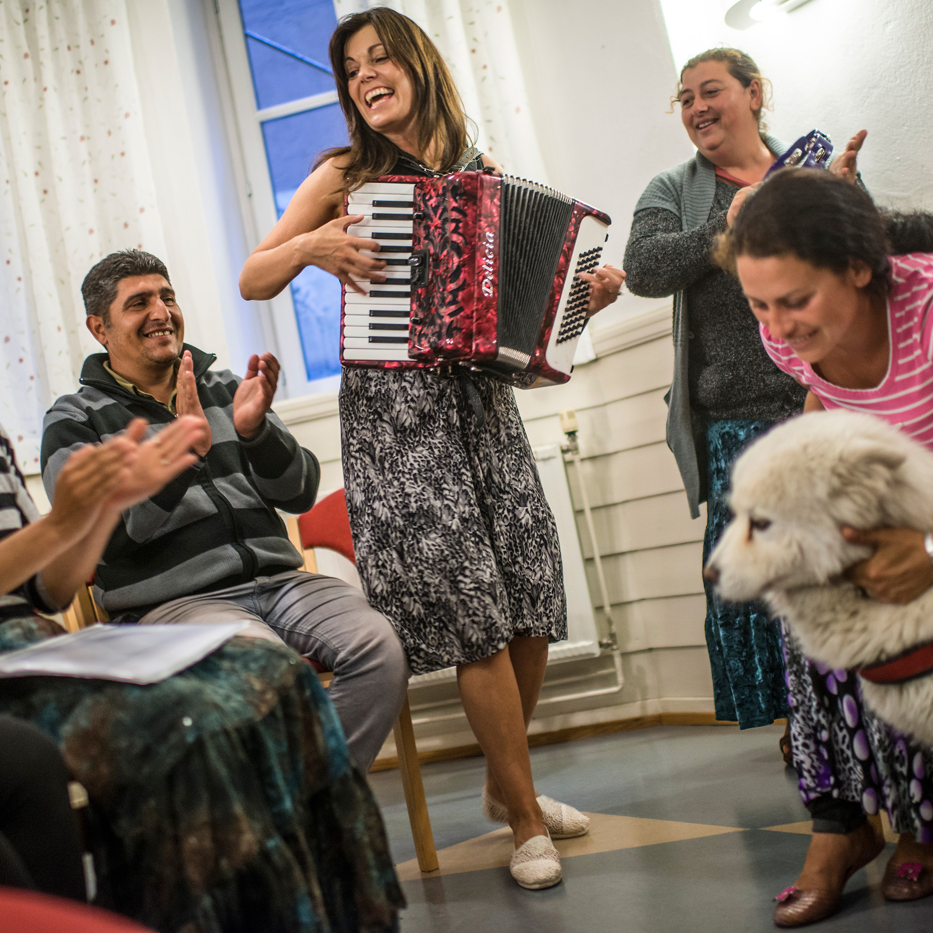 Bildet kan inneholde: trekkspill, trekkspiller, gratis reed aerophone, squeezebox, musikkinstrument.