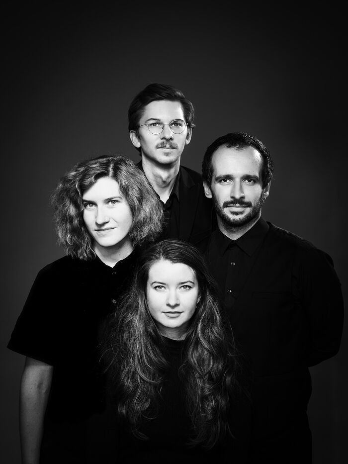 Bildet kan inneholde: øye, ansiktshår, skjegg, ansiktsuttrykk, smil.