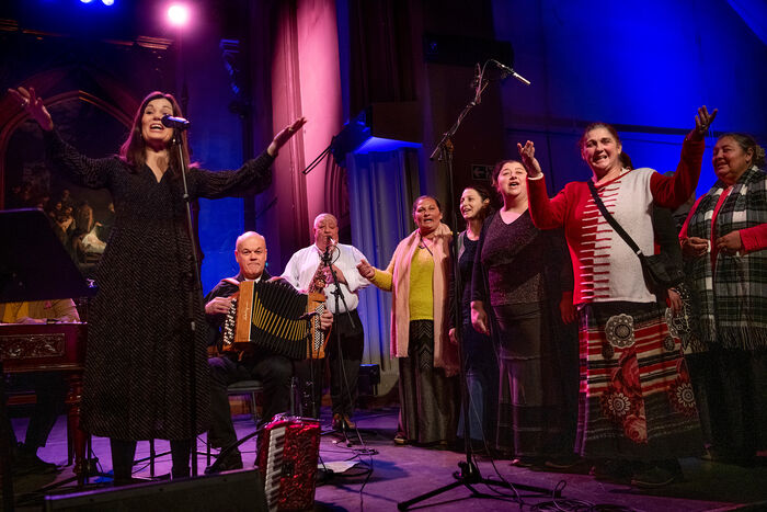 Bildet kan inneholde: performing arts, underholdning, ytelse, scene, musikk.