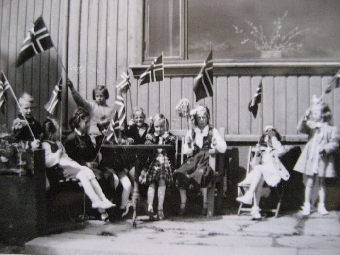 Gruppe med finpyntede norske barn med norske flagg