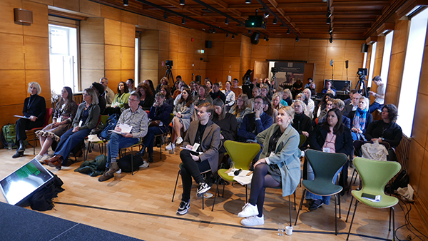 En forsamling i et stort rom