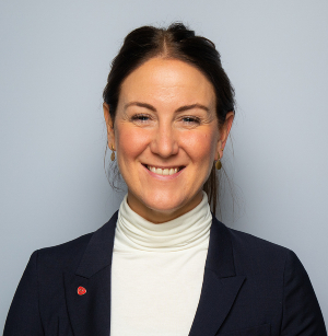 Bildet kan inneholde: person, smil, hår, erme, frakk.