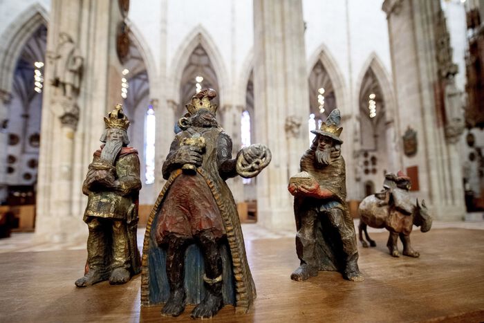 Bildet kan inneholde: tinning, skulptur, statue, arbeidsdyr, kunst.