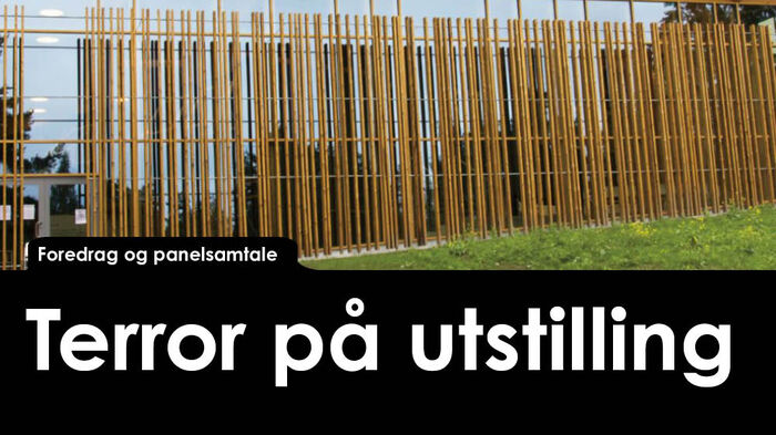 Illustrasjonen viser en rekke påler i forgrunnen av et hus, og teksten "Terror på utstilling" på sort bakgrunn
