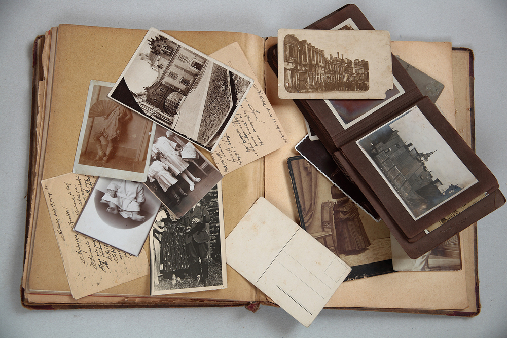 Sort-hvitt bilder hulter til bulter i en åpen bok