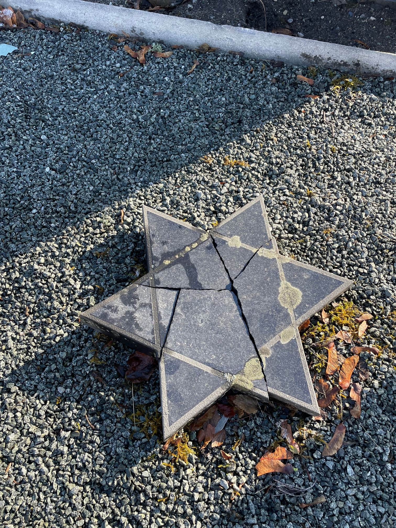 Bildet kan inneholde: stjerne, symbol, grå, triangel, sølv.