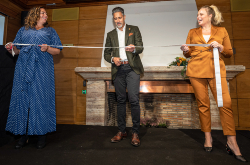 Kulturminister Abid Raja klipper båndet som tegn på at utstillingen er åpnet. HL-senterets Mona Abdel-Fadil og Hanne Steien som har vært sentrale i utviklingen av utstillingen, holder båndet.