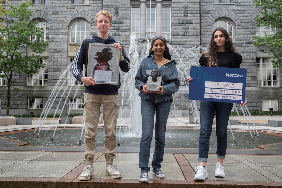 Tre elever fra Glemmen VGS, fjorårets vinnerskole.