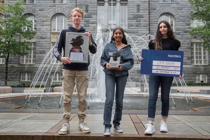 Tre elever fra Glemmen VGS, fjorårets vinnerskole.