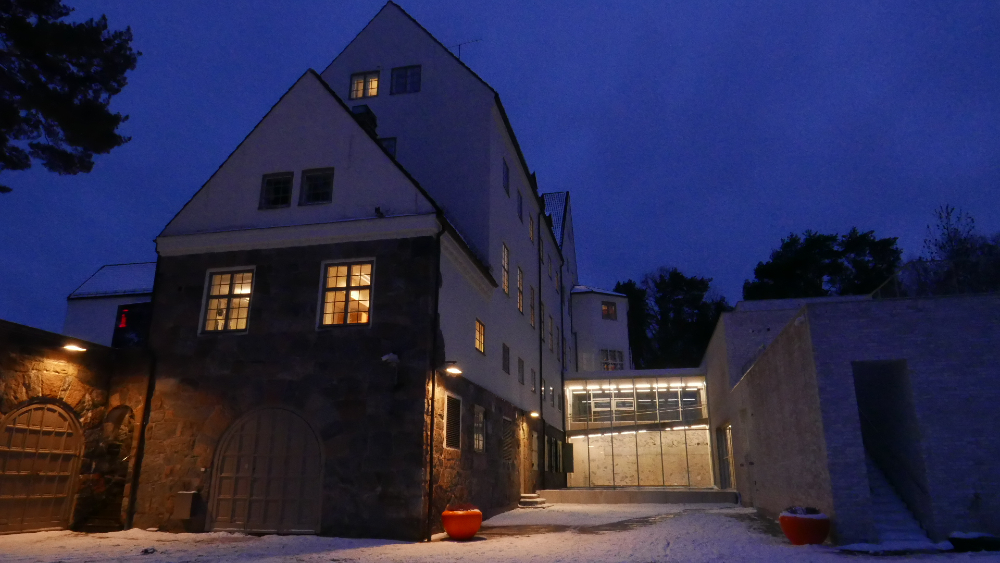 Bildet kan inneholde: bygning, himmel, vindu, tre, hus.