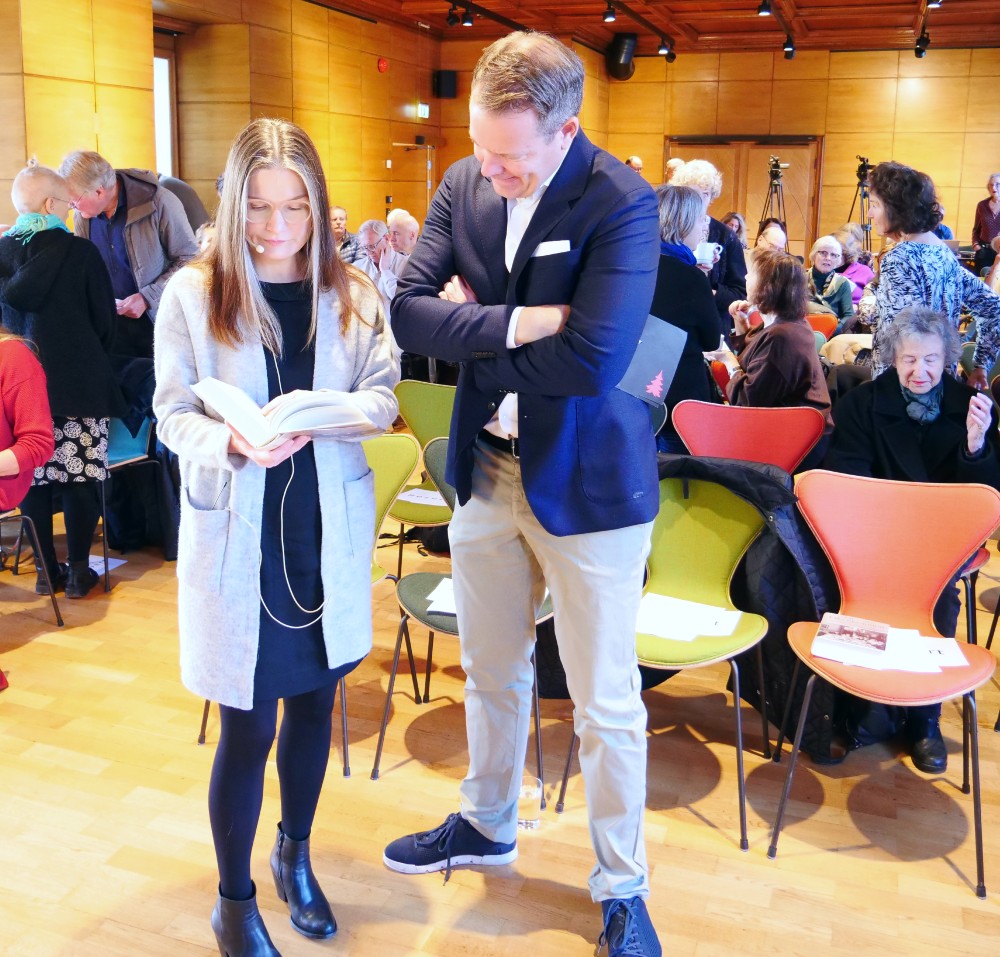 Historiker og forfatter Synne Corell tar en titt i sin ferske bok "Likvidasjonen" sammen med forlagssjef Reidar Mide Solberg fra Gyldendal under lanseringen på HL-senteret.