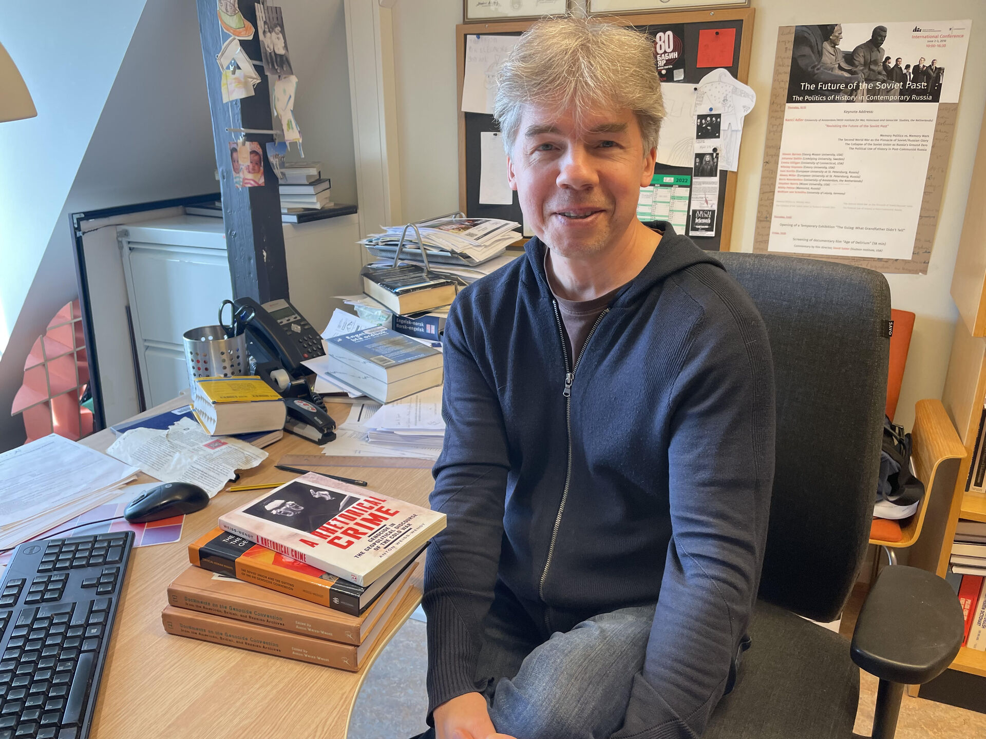 Anton Weiss-Wendt ved sin arbeidspult på HL-.senteret