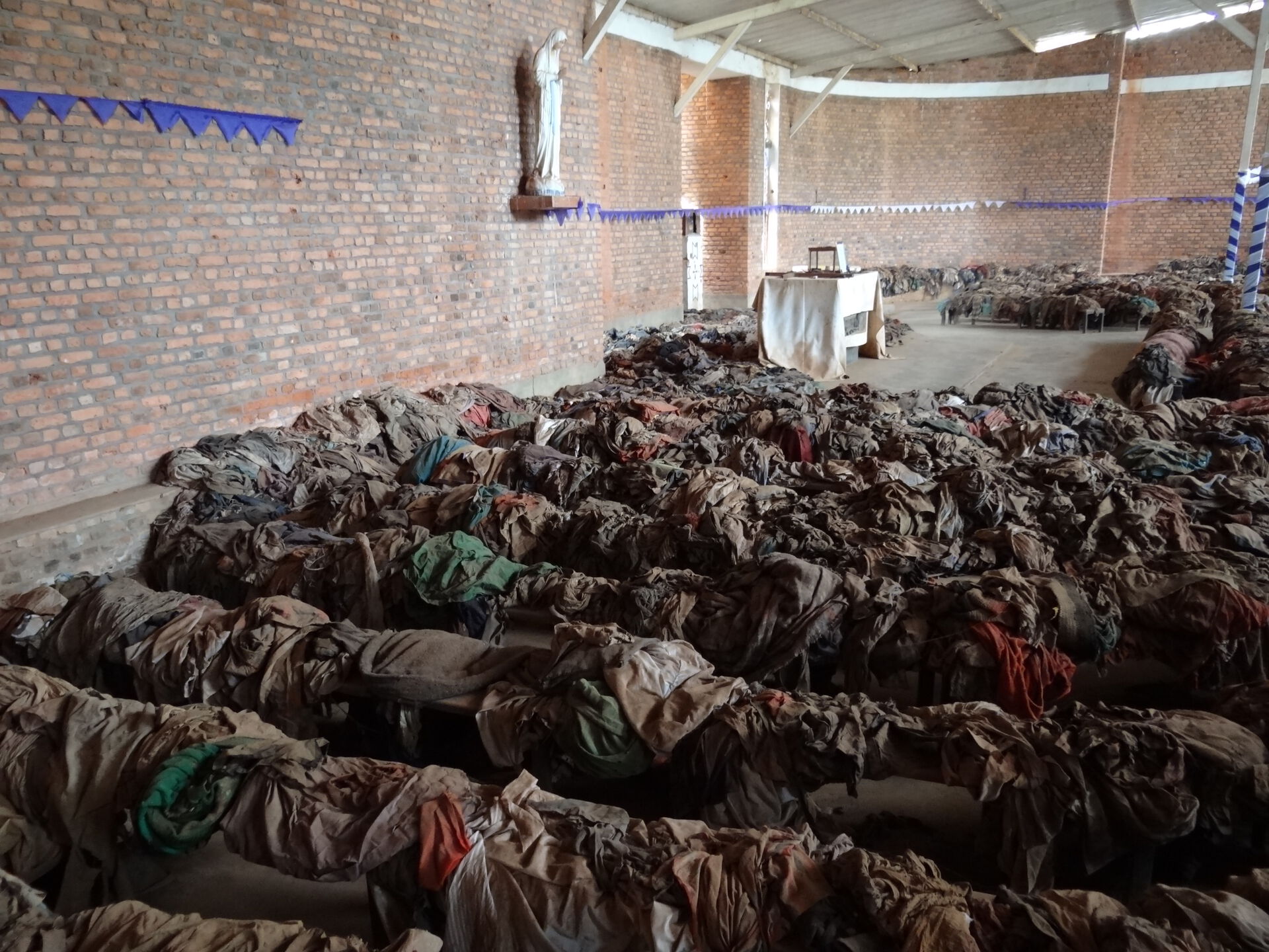 Bildet viser klærne til noen av ofrene for folkemordet av tutsier i Rwanda, samlet på et minnested i Nyamata. 