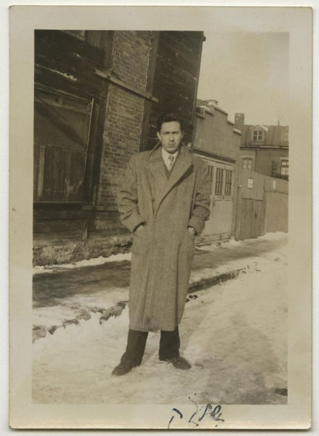 Raphael Lemkin i helfigur på gaten.