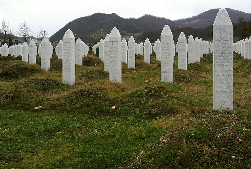 Hvite gravstøtter på en kirkegård i Srebrenica