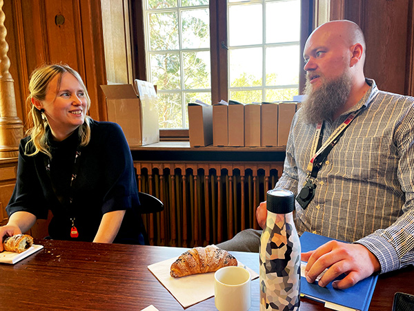 Historiker Anna-Leena Perämäki sammen med forskningsbibliotekar Jakob Berg Olsen.