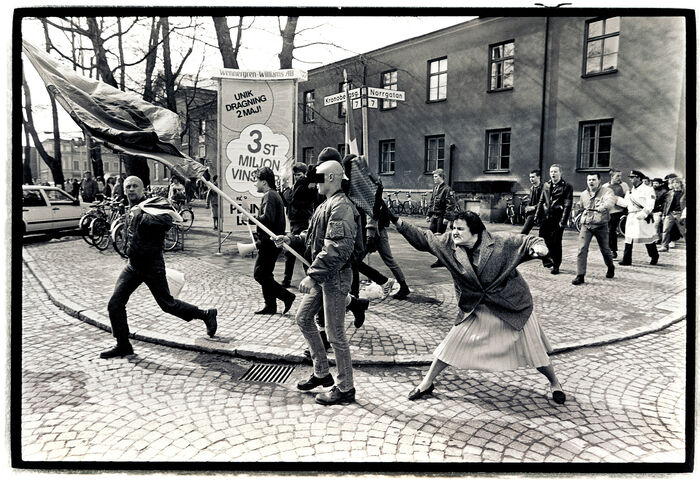 Bilde av en polskjødisk kvinne som dasker til en nynazist med vesken under en fascistisk demonstrasjon i Växjö i 1985