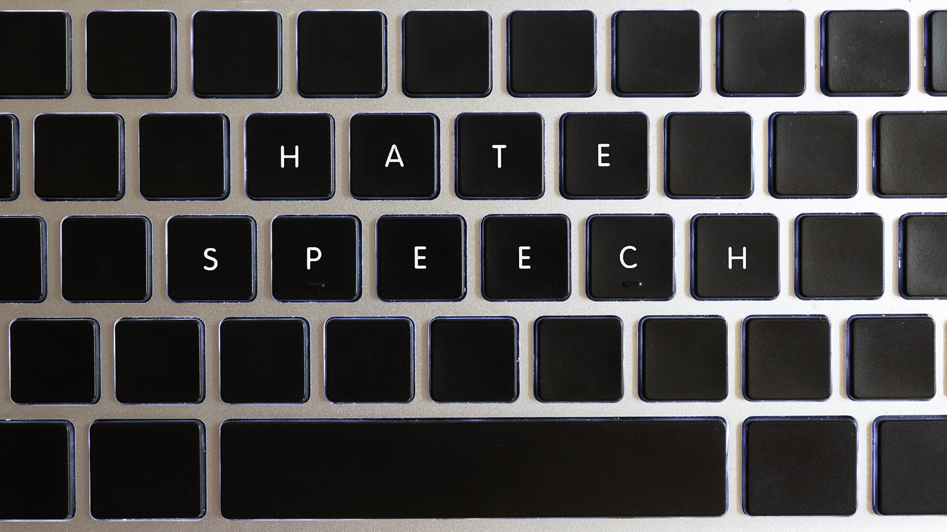Bildet viser et tastattur hvor man kan lese " HATE SPEECH"