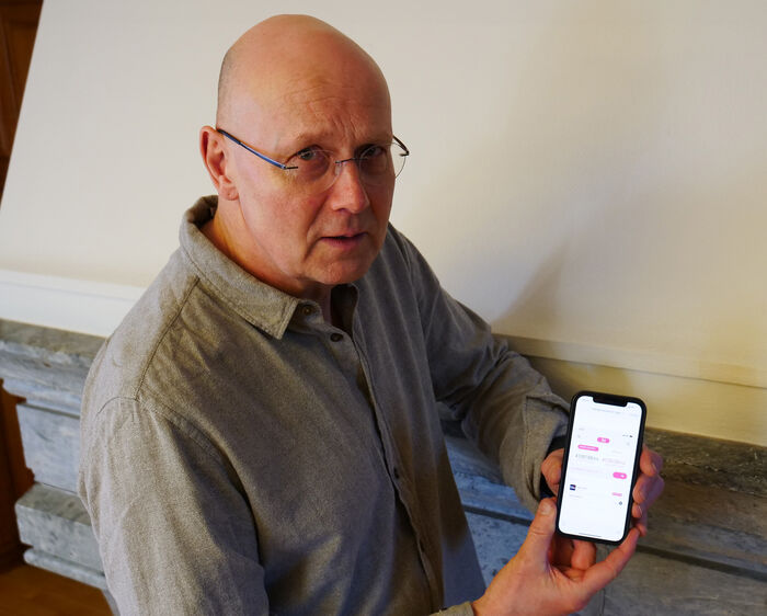 Bildet kan inneholde: briller, gest, kommunikasjonsenhet, telefoni, mobiltelefon.