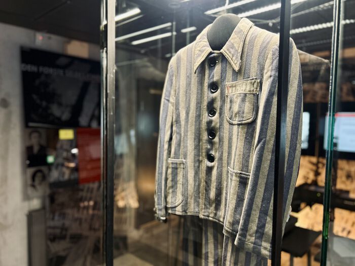Bildet kan inneholde: detaljhandel, denim, kleshenger, butikk.