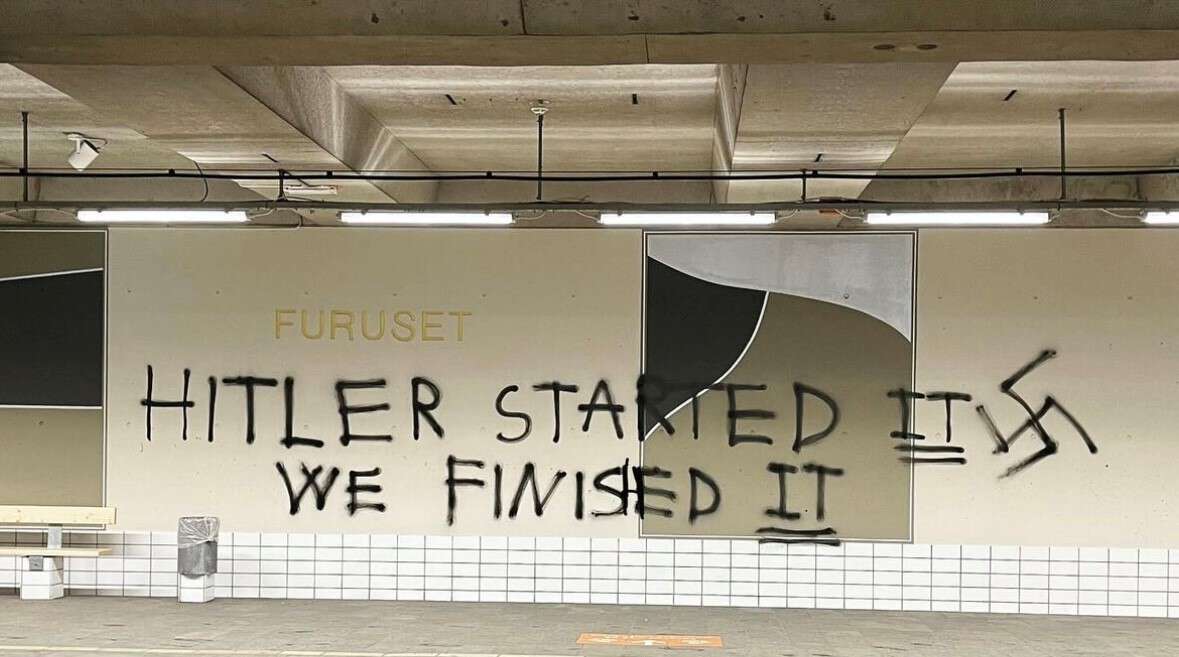 Bildet fra en t-banestasjon der det er tagget "Hitler started it, we finished it"