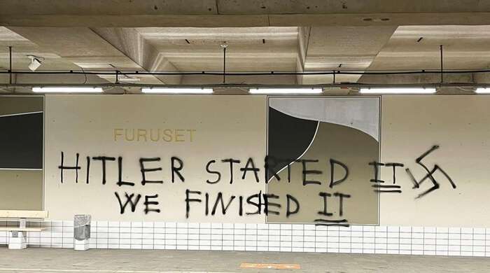 Bildet fra en t-banestasjon der det er tagget "Hitler started it, we finished it"