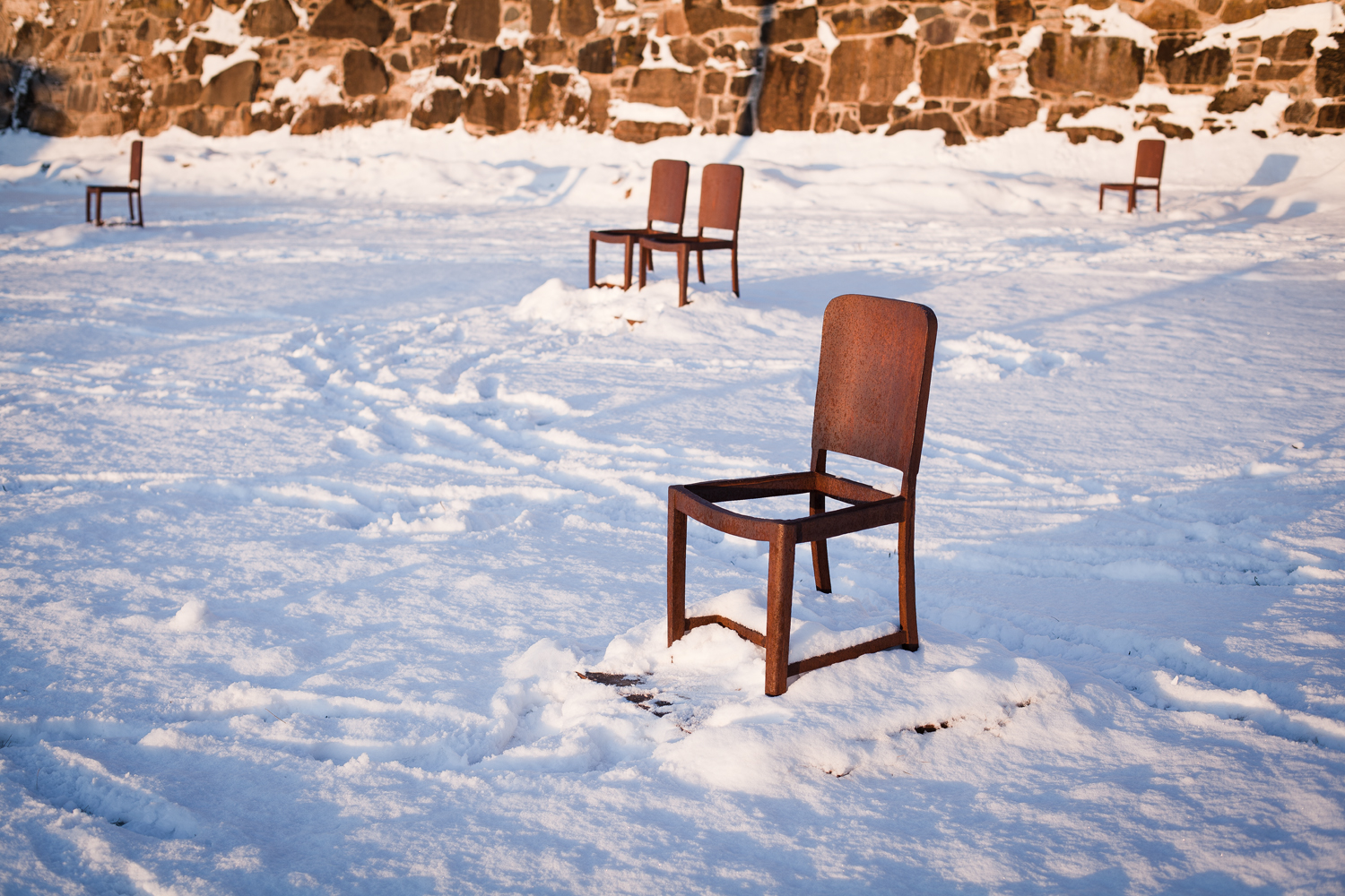 Bildet kan inneholde: møbler, dagtid, fotografi, snø, virveldyr.