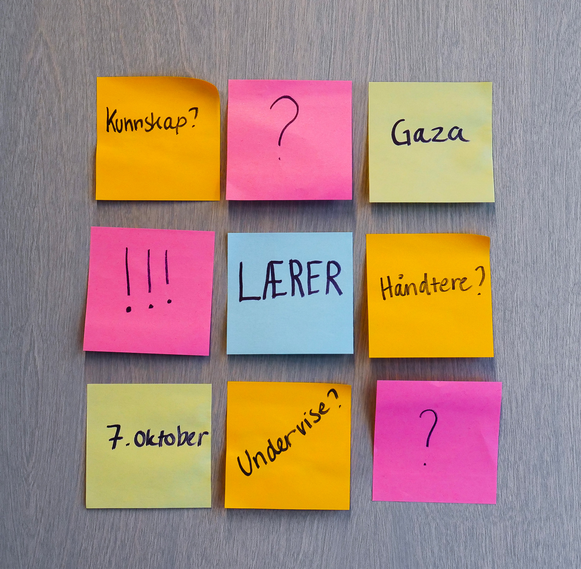 Bildet kan inneholde: post-it lapp, håndskrift, rektangel, font, magenta.