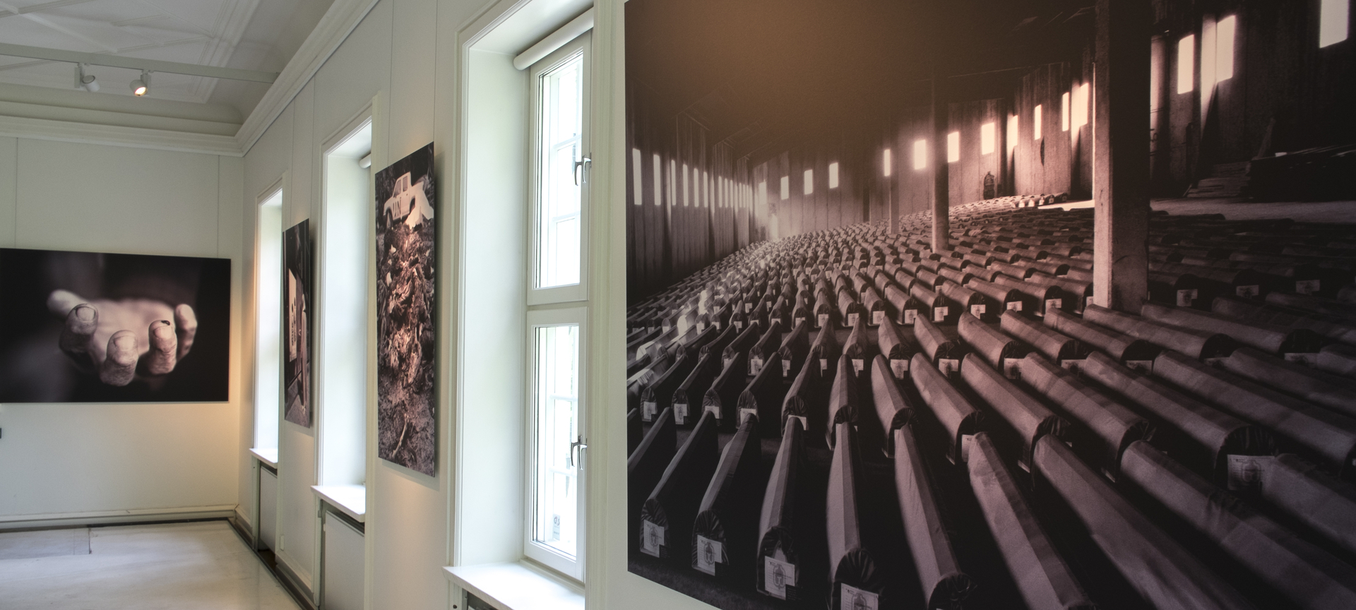 Bildet kan inneholde: bilderamme, interiørdesign, tre, kunst, stol.