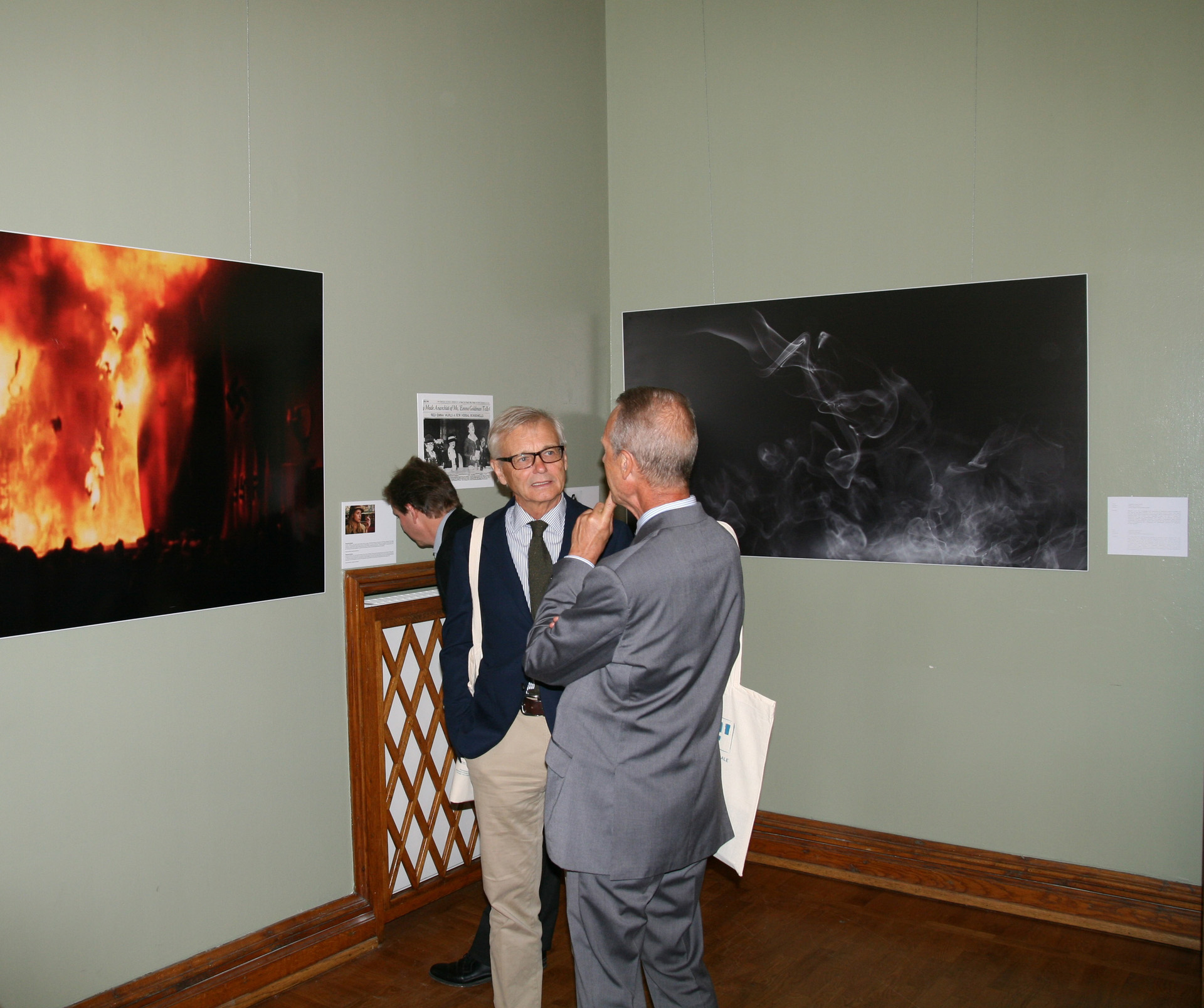 Bildet kan inneholde: bilderamme, gest, kunst, dress, kunsthandler.