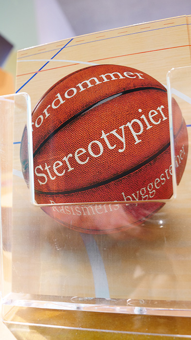 Bildet kan inneholde: sportsutstyr, ball, mat, font, dessert.